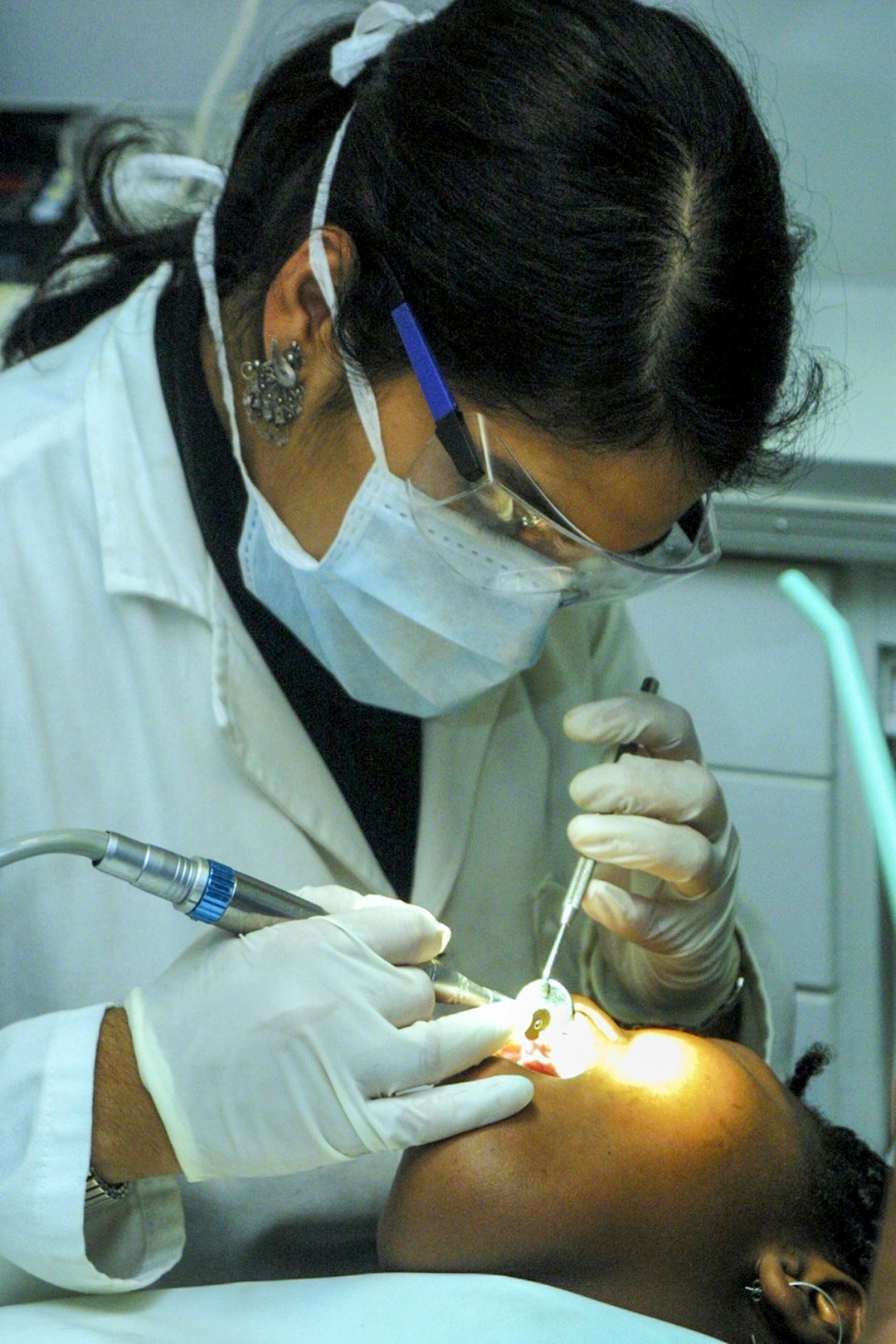 woman-holding-dentist-mirror-vewtbb0swga